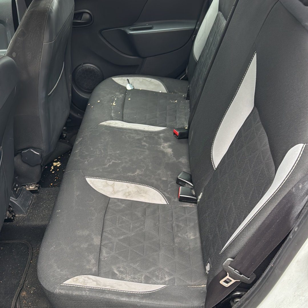 Sedili auto sporchi prima dell'intervento