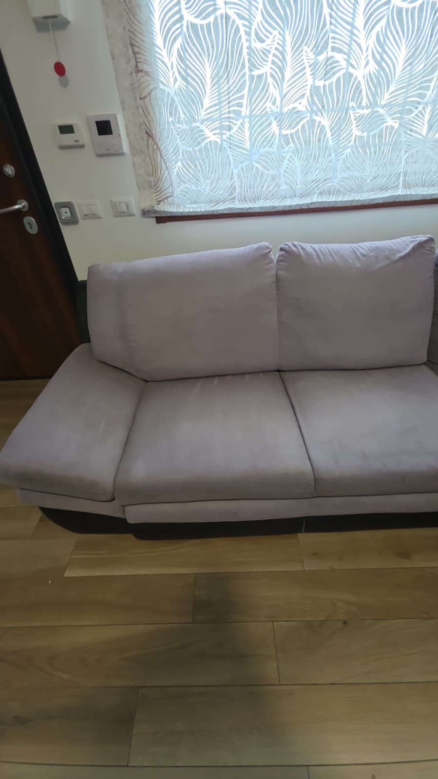 Divano grigio pulito dopo l'intervento RomaVaporLux