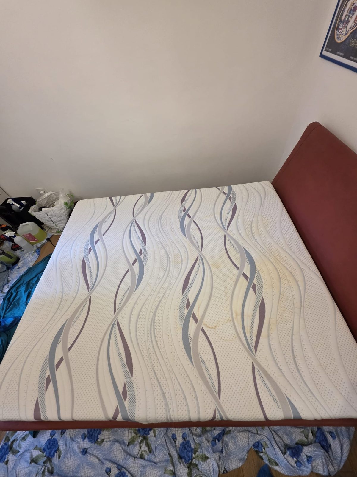 Materasso matrimoniale con aloni gialli prima del trattamento